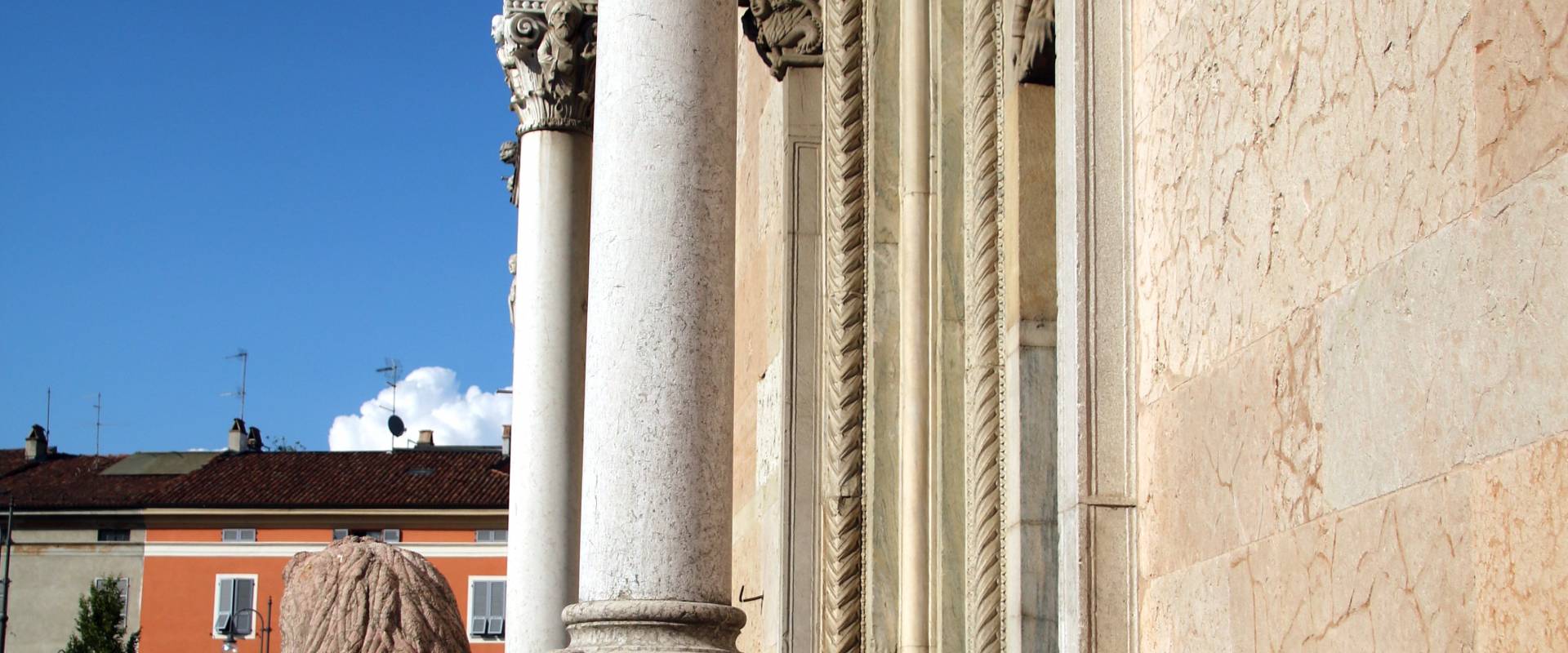 Duomo (Piacenza), portale centrale, leone stiloforo 04 foto di Mongolo1984